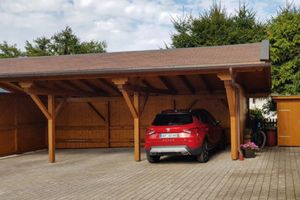 Carport am Haus Alexandra