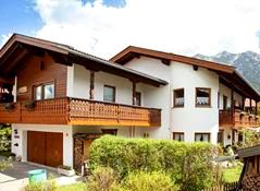 Hausansicht im Sommer