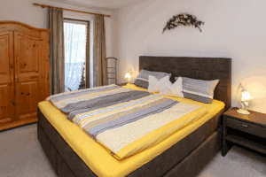 Ferienwohnung II: Schlafzimmer mit Boxspringbett